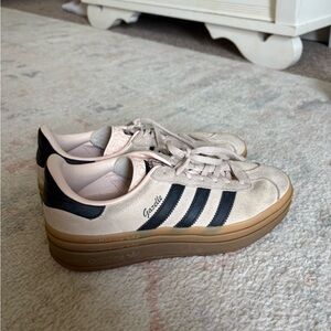 Adidas Gazelles
Women’s size 9
Worn but in great condition